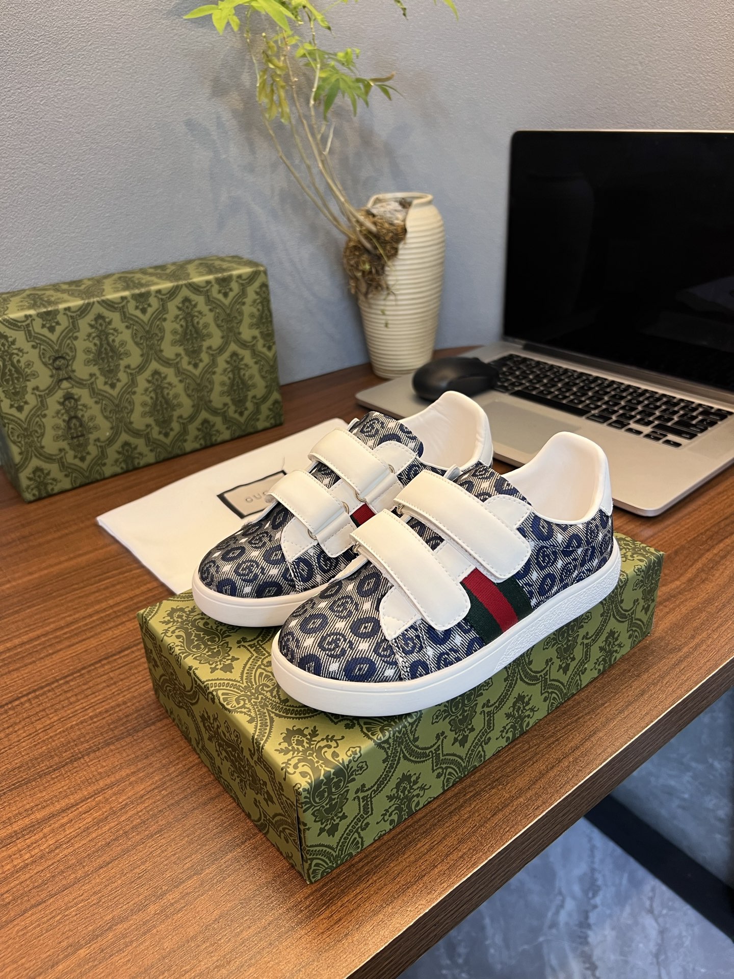 Children's shoes child